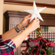 Una persona pensando en cómo guardar la decoración de Navidad